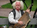 Un musicista suona un antico strumento ucraino