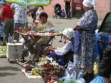Le venditrici nell'ombra degli ombrelloni a Cernigov