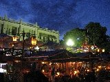 Una fotografia notturna dei ristoranti all'aperto
