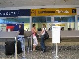 Davanti allo sportello di Lufthansa, per compare un altro biglietto