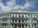 Lo stabile in centro di Odessa con un bel color pastello